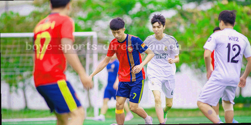 抽象的信封轮廓与跑道线结合，深蓝和荧光绿配色